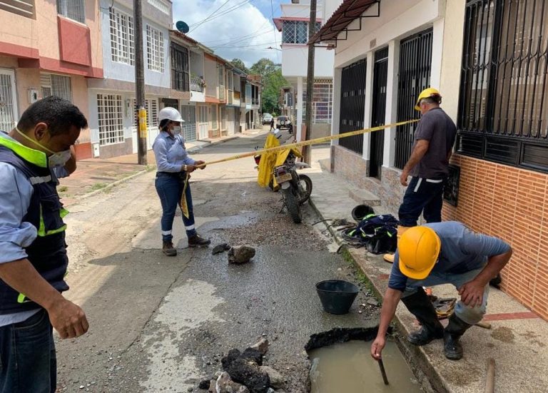 IBAL atiende daño en red de acueducto en el barrio Pedregal