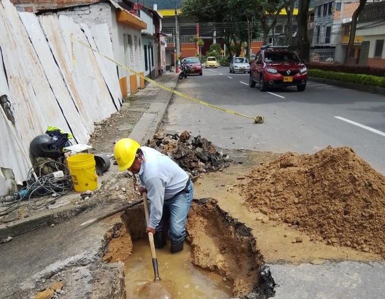 Ibal atiende daño a la línea de conducción de la calle 37