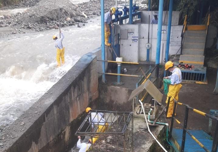 Personal del Ibal continúa en la bocatoma del Combeima para normalizar captación de agua