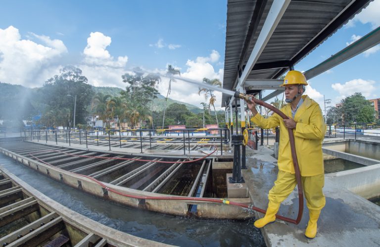 Usuarios de la comuna 12 reconocen mejoras en el servicio del agua IBAL