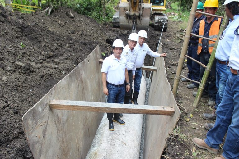 Bosques para la Paz, proyecto  presentado por la Alcaldía de Ibagué y con el cual se  pretende tener el apoyo de los países bajos para asegurar la compra y recuperación de toda la cuenca alta del Combeima,  los proyectos de Ibagué Sostenible y los avances en materia de tecnología fueron analizados por la delegación de Holanda que visitó la Empresa Ibaguereña de Acueducto y Alcantarillado IBAL.     visita 2    El encuentro  se llevó a cabo tras la reunión efectuada entre  el Alcalde de Ibagué, Guillermo Alfonso Jaramillo Martínez,  el gerente del IBAL, José Alberto Girón Rojas y el equipo de Gobierno,  el  Ingeniero Jurgen Bartelink, enviado económico regional de la Embajada y Natalia Piñeros, Funcionaria de la Embajada sección económica.   “Impresionante ver cómo una empresa que inicialmente se preocupaba por agua, ahora se está apoyando por otras instituciones y está avanzando en tecnología”, sostuvo  el  Ingeniero Jurgen Bartelink.   La reunión se desarrolló en el Centro de Comando y Control -CECOI- , plataforma tecnológica única en la región y pionera en el país a través de la cual se hace un seguimiento las 24 horas del día los 7 días de la semana al sistema de acueducto y alcantarillado de Ibagué.     visita 3    Por su parte el gerente del IBAL, José Alberto Girón Rojas destacó la visita en términos de cooperación internacional  para inversión local. “El proyecto Bosques para la Paz fue radicado en agosto de 2017 en los países bajos por  un valor total de 56 mil millones de pesos de los cuales solicitamos financiación para  11 mil millones. Este proyecto ya está en fase tres”.