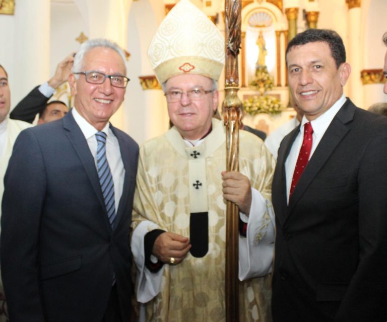 Reconocimiento por su aporte espiritual hacia la construcción de una mejor sociedad, en sus Bodas de Oro de arzobispado, el excelentísimo Arzobispo Monseñor Flavio Calle Zapata
