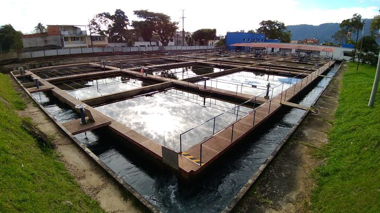 El IBAL ofrece Agua Potable al 100% de sus usuarios, el cual corresponde al 85% de la población Ibaguereña
