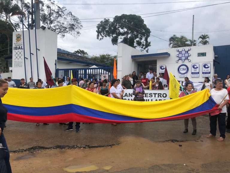 Desde las 8:15am de éste martes 28 de mayo de 2019, cerca de 60 personas impiden el normal desarrollo de las labores del IBAL en la sede de La Pola, pues bloquearon la puerta que permite la entrada y salida de funcionarios y operativos