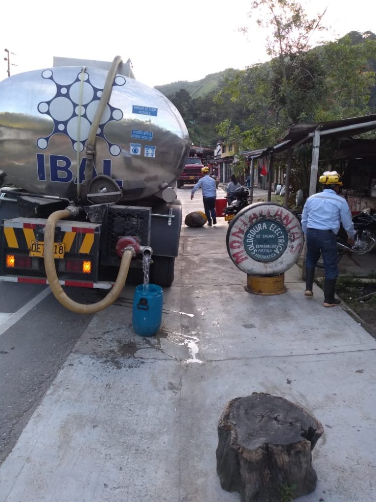 Como apoyo interinstitucional con el cuerpo de Policía de Coello Cocora, el IBAL, brindó a través de su carrotanque agua a los habitantes del sector