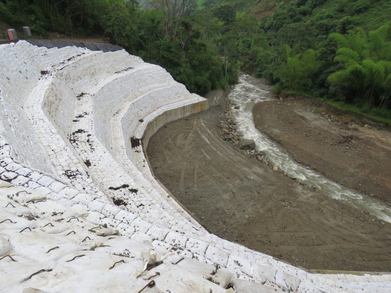 “Esta obras que hicieron, estos muros, fueron increíbles. El que esté descontento con esta obra es porque no vive en la tierra.”, dijo Carlos Arturo Garzón, en la entrega de la obra PI 14