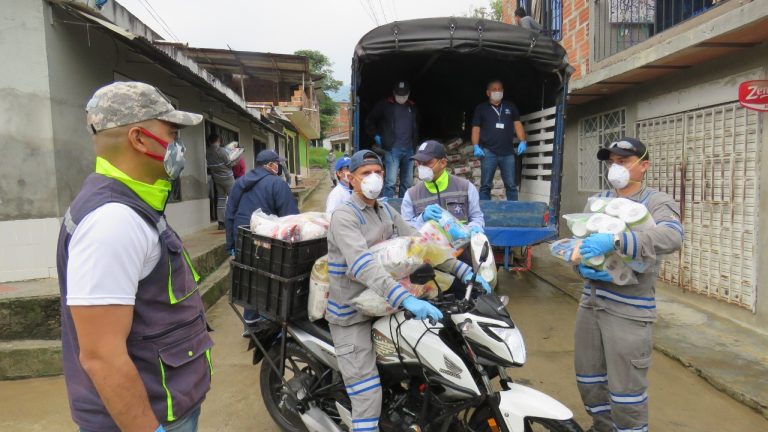 🏡🚨🤝🏻  Alcaldía y el Ibal vibran en la comuna 7, entregando los Kit por la vida.