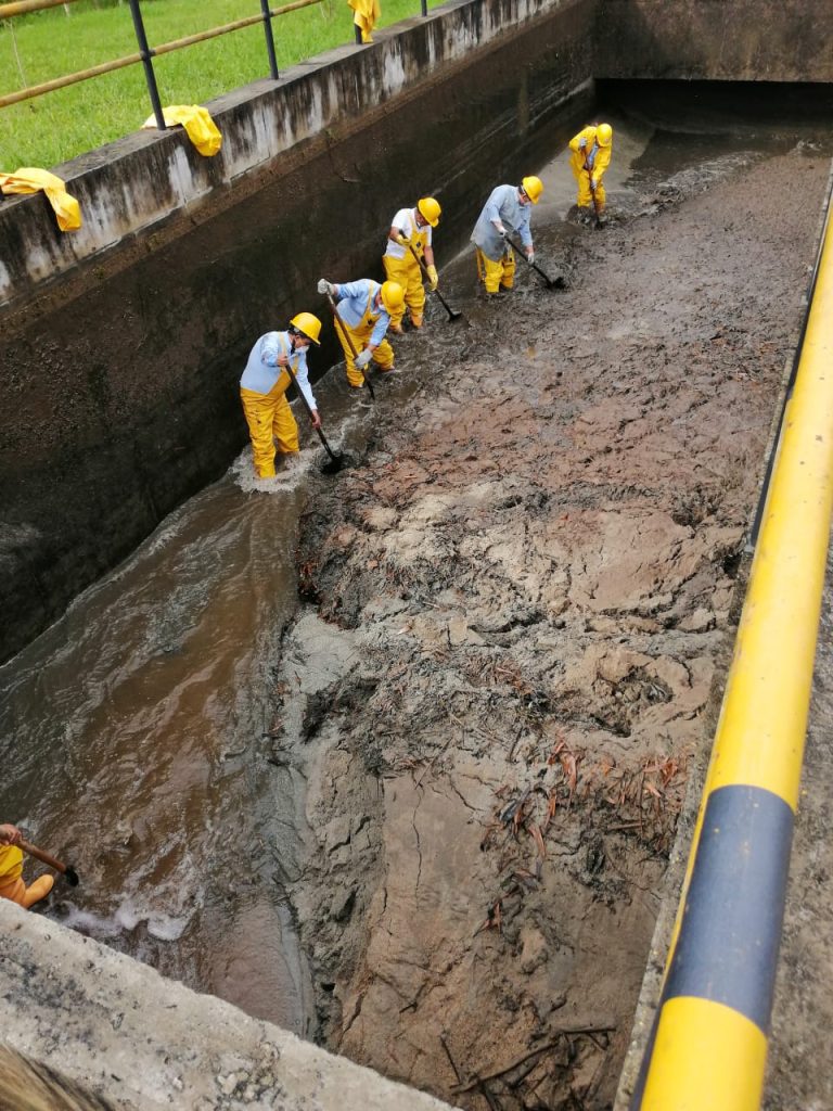 👷🏼‍♀️👷🏻‍♂️ Limpieza preventiva de la bocatoma Cay se cumplió con éxito.