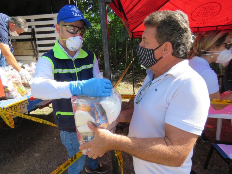 Apoyamos a más de 300 familias de la comuna Siete, afectadas por la emergencia sanitaria.
