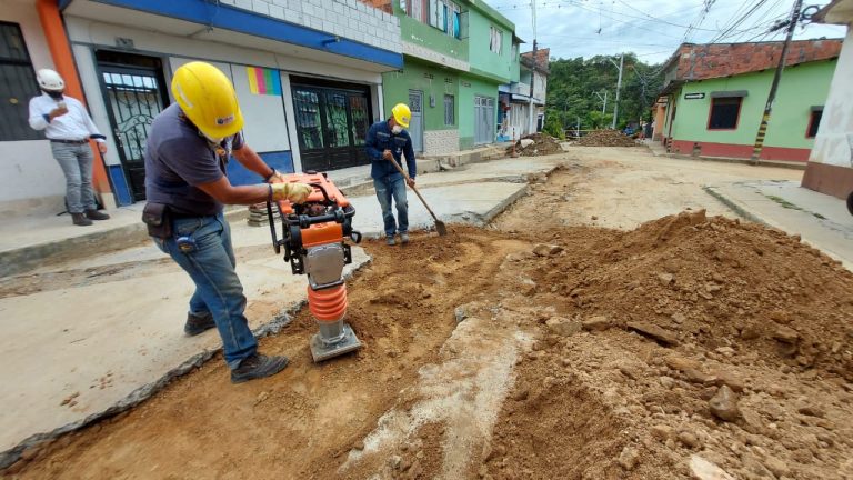 IBAL adelanta la instalación de más de 100 metros de nueva tubería de alcantarillado.
