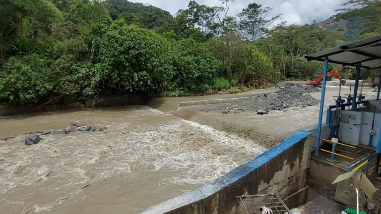 Operarios del IBAL trabajan en la remoción de material en la bocatoma Combeima