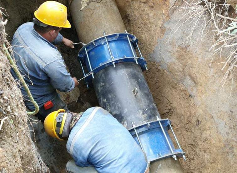 Servicio de agua se restablece en el centro de Ibagué tras arreglos en tubería.