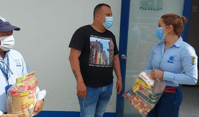 Funcionarios del IBAL donaron ayudas humanitarias a familias del barrio Baltazar.
