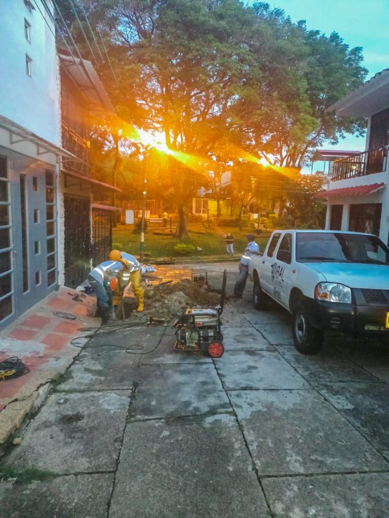 IBAL atiende daño en la red matriz del barrio La Campiña