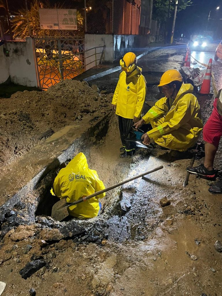 IBAL atiende daño en red matriz que conecta con el tanque Cerro Gordo