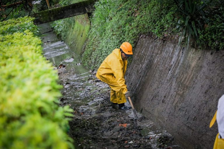¡El colmo! Se recogieron más de 8 metros cúbicos de inservibles en el canal del Jordán