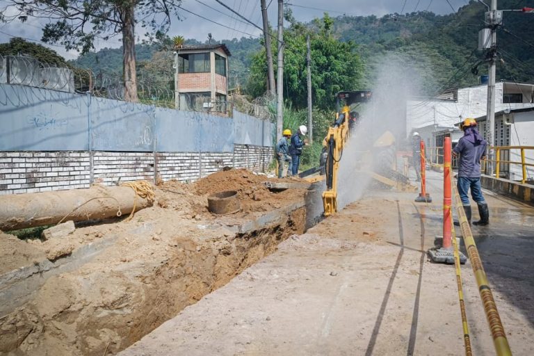 IBAL atiende daño en la red matriz del barrio La Coqueta