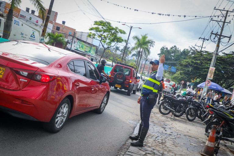 Transite con precaución instalamos tubería del Acueducto Complementario en la av. Mirolindo