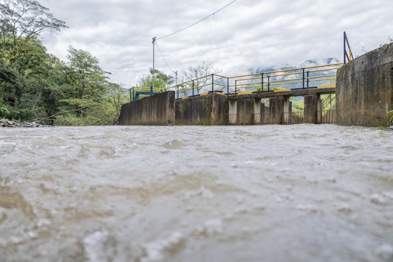 Posible daño en la línea de conducción de agua al tanque la Alcasia estaría generando variación del servicio