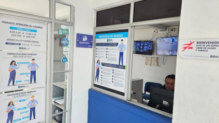 Tiraron su computador al piso porque el funcionario que buscaba no estaba