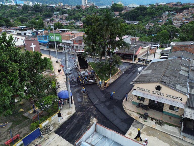 Combo 3×1 inició la pavimentación del segundo tramo en el barrio Yuldaima