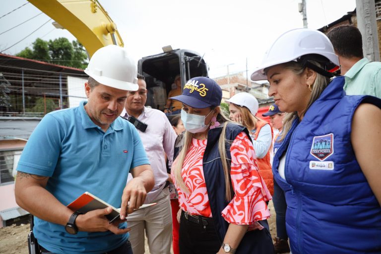 Desde el día uno, la alcaldesa Johana Aranda está al frente de la emergencia de la calle 24
