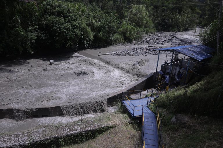 Cerrada captación del río Combeima por fuerte lluvias y palizada