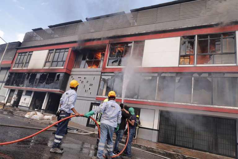 Más de 7 millones de galones de agua fueron utilizados para extinguir el incendio de la 19