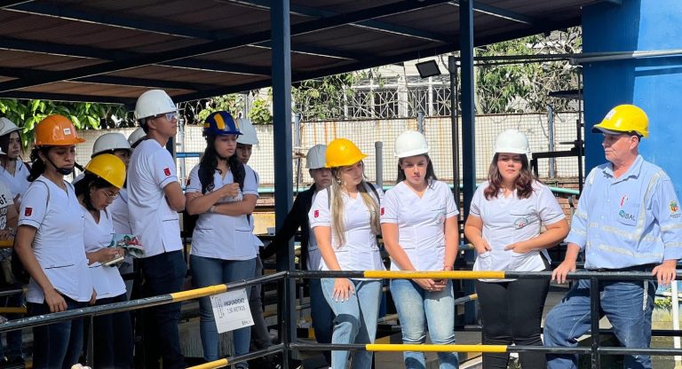 IBAL, ofrece agua de alta calidad y comparte con estudiantes su experiencia