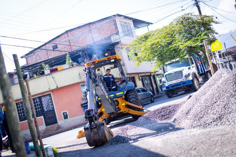 ¡Más calles renovadas! Llegó el Combo 3×1 de la Alcaldía y el IBAL al barrio Gaitán