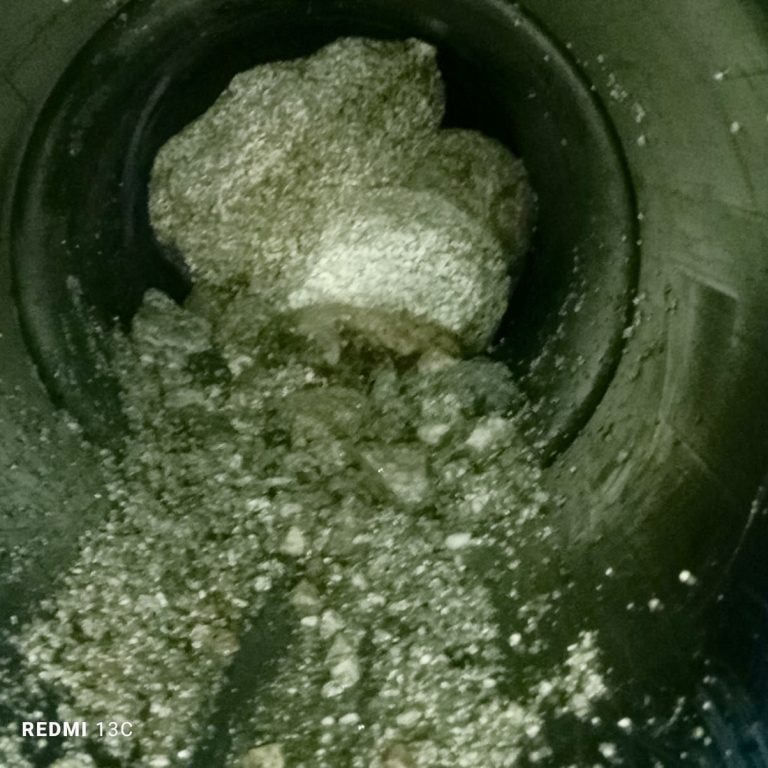 IBAL trabaja sin pausa para superar la obstrucción que afecta el suministro de agua en la Comuna Siete