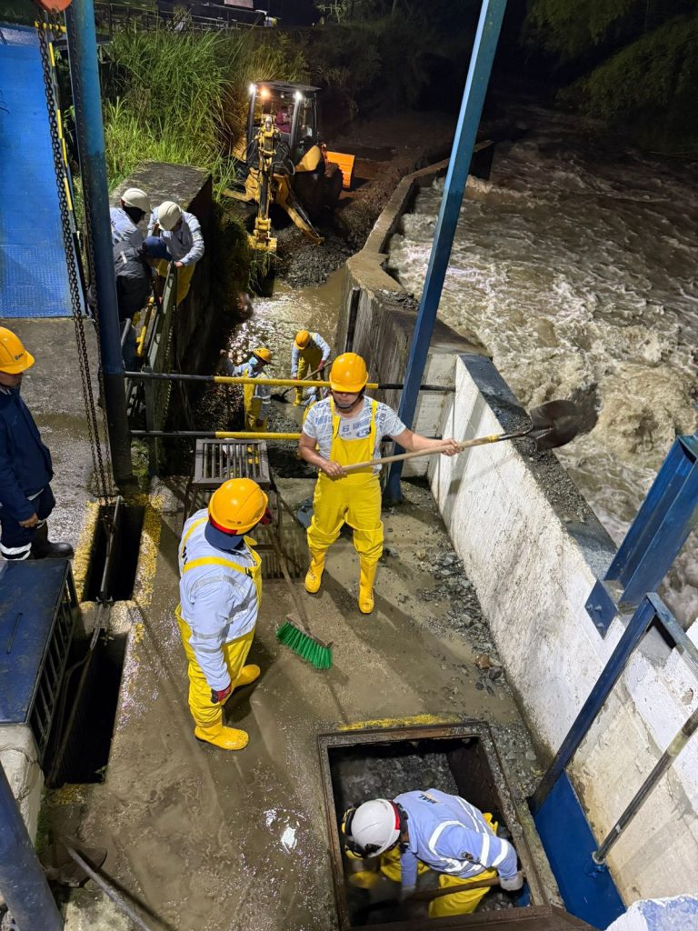 IBAL trabaja en el restablecimiento de la captación en la bocatoma Combeima