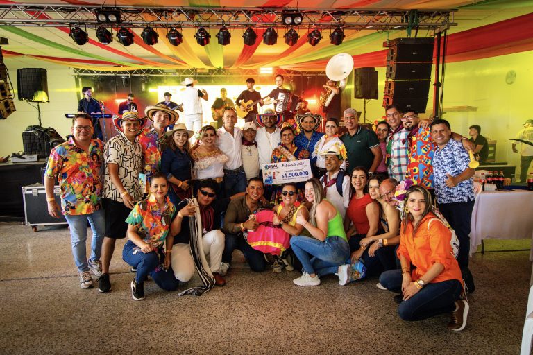 Danny Luz Carvajal Parra, embajadora del Caribe, es la nueva reina del Folclorito Ibalense 2025